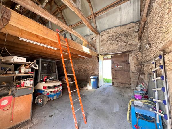 NOAILLES PROCHE MAISON LONGERE, 8 PIECES- SEJOUR TRIPLE-5 CHAMBRES- DEPENDANCE-JARDIN