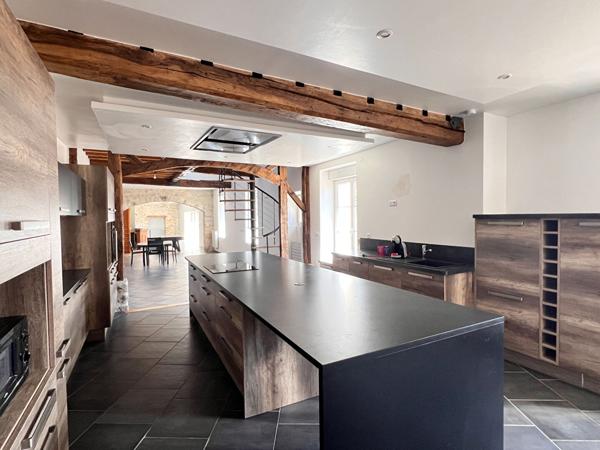 NOAILLES PROCHE MAISON LONGERE, 8 PIECES- SEJOUR TRIPLE-5 CHAMBRES- DEPENDANCE-JARDIN