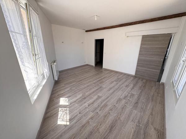 NOAILLES PROCHE MAISON LONGERE, 8 PIECES- SEJOUR TRIPLE-5 CHAMBRES- DEPENDANCE-JARDIN