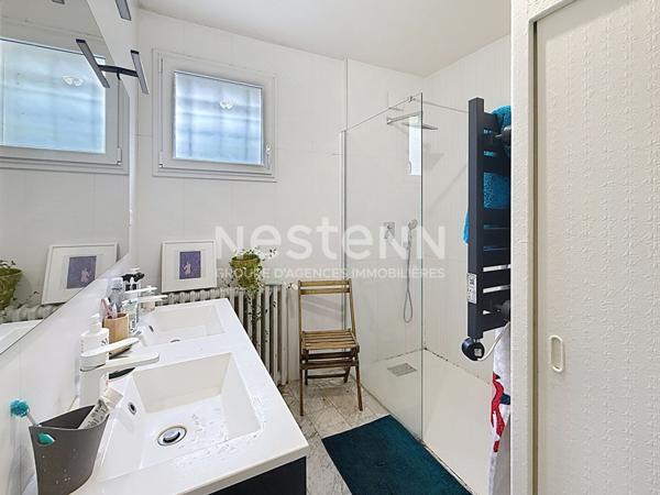 Maison individuelle type 5 pièces avec 3 chambres 2 garages et 2 place de parking - 69500 BRON