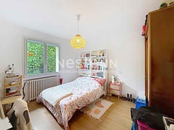 Maison individuelle type 5 pièces avec 3 chambres 2 garages et 2 place de parking - 69500 BRON