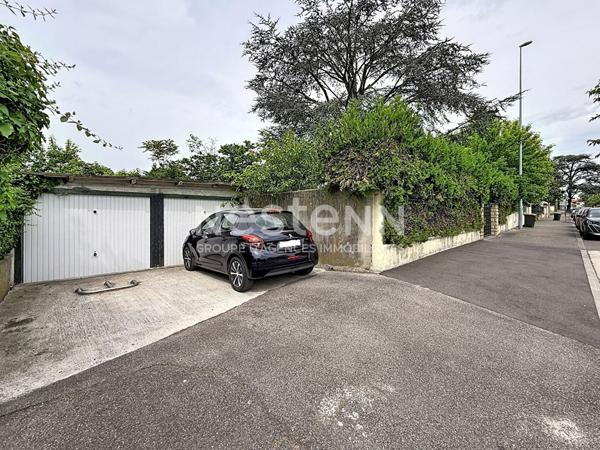 Maison individuelle type 5 pièces avec 3 chambres 2 garages et 2 place de parking - 69500 BRON