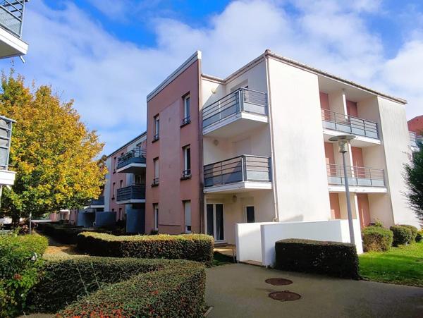 Dans un environnement verdoyant, proche toutes commodités: