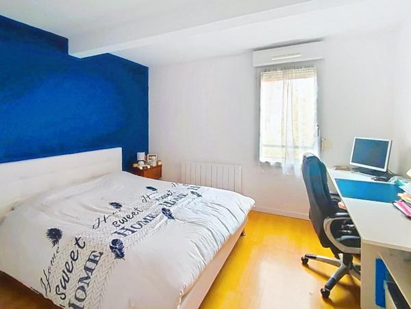 Dans un environnement verdoyant, proche toutes commodités: