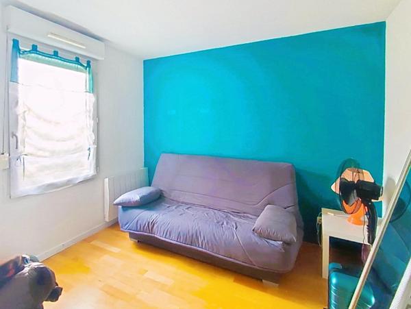 Dans un environnement verdoyant, proche toutes commodités: