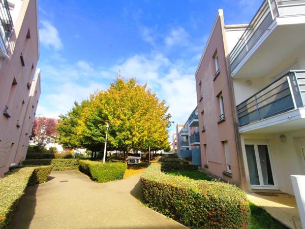 Dans un environnement verdoyant, proche toutes commodités: