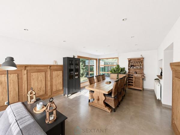 Maison moderne individuelle avec garage.