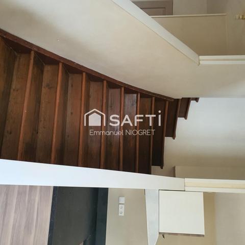 Petit immeuble avec 2 grands logements en bon état