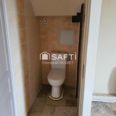 Petit immeuble avec 2 grands logements en bon état