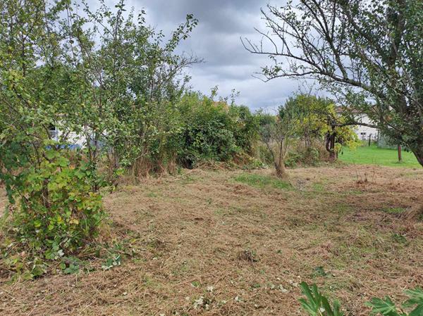 Terrain constructible sur St Sauveur de 1686 m2, libre de constructeur