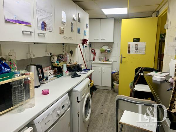 VENTE DES MURS  D UN LOCAL COMMERCIAL- SECTEUR DYNAMIQUE DE LA BLANCARDE_ 13004 MARSEILLE