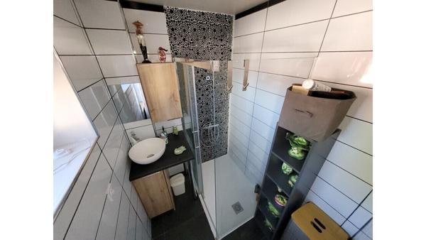 Maison: 100 m² hab, 3 ch, bureau, salle d’eau, garage, atelier / 721m²