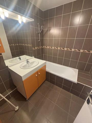 T3 dernier etage avec ascenseur centre Ustaritz et 2places de parking couvertes