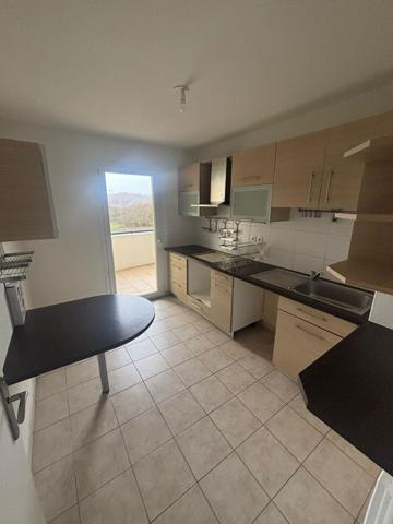 T3 dernier etage avec ascenseur centre Ustaritz et 2places de parking couvertes