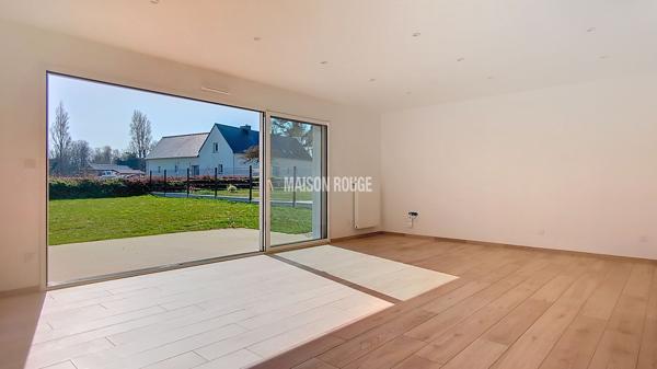 Maison neuve de plain-pied à 500 m de la plage de Pors Rand à Pleubian, double séjour lumineux et grande ouverture sur terrasse