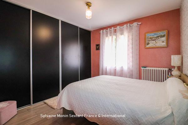 Maison rénovée de plain-pied avec jardin au calme