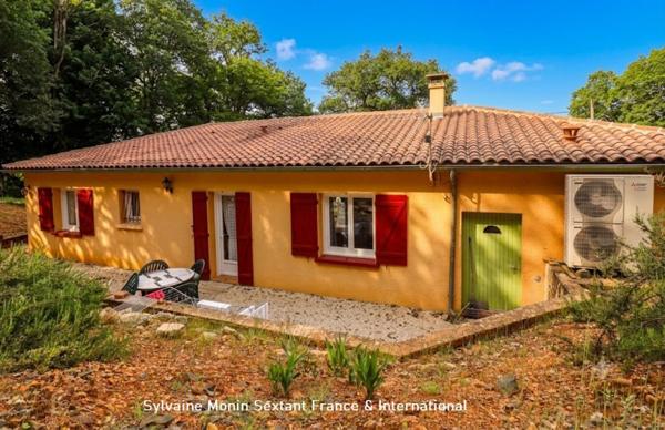 Maison rénovée de plain-pied avec jardin au calme