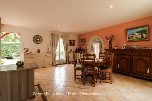 Maison rénovée de plain-pied avec jardin au calme