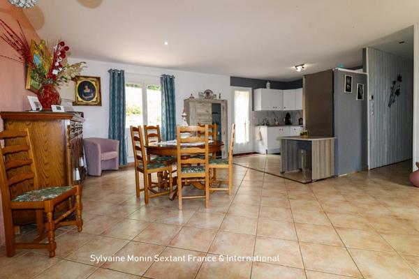 Maison rénovée de plain-pied avec jardin au calme