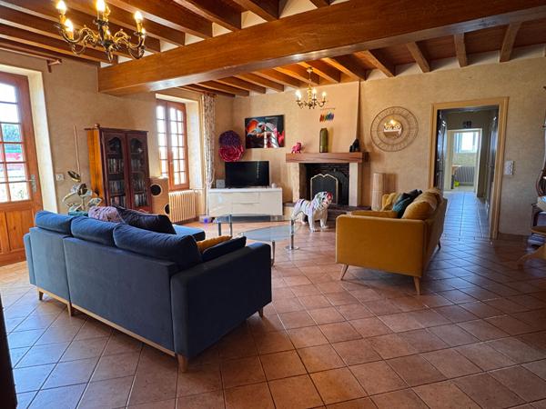 MAISON A CHAMBRES A VENDRE - proche CHABRIS