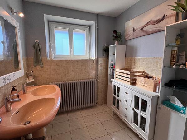 MAISON A CHAMBRES A VENDRE - proche CHABRIS