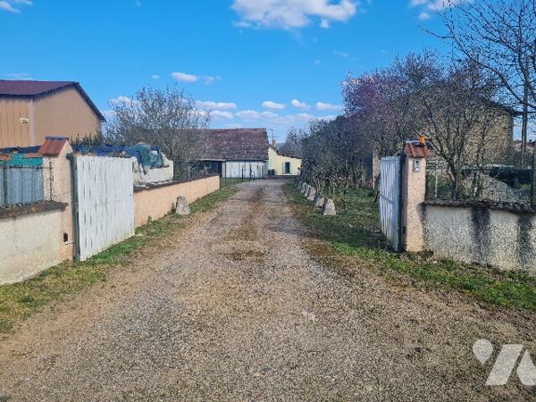 Maison de village à renover de 187 m2 habitable, deux granges et terrain de 2086 m2.