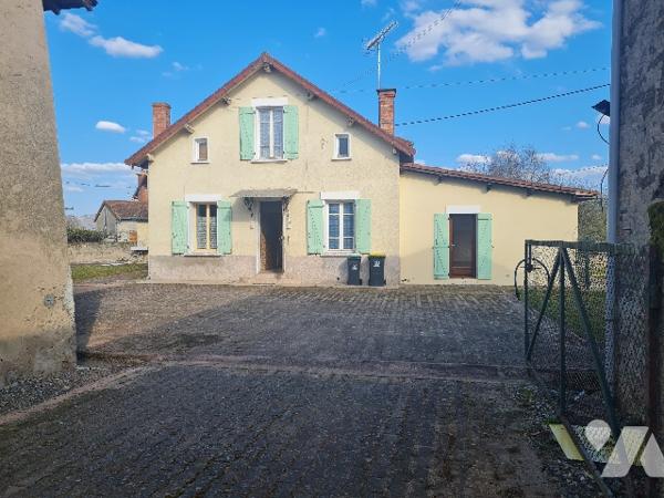 Maison de village à renover de 187 m2 habitable, deux granges et terrain de 2086 m2.