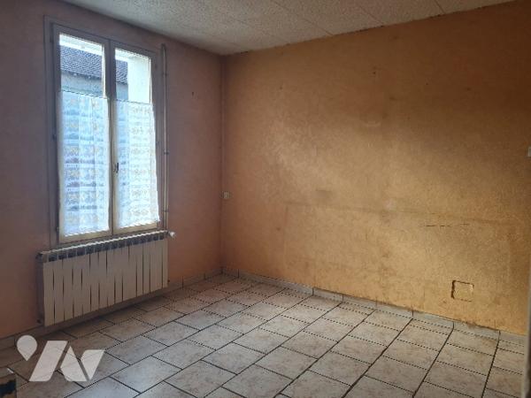 Maison de village à renover de 187 m2 habitable, deux granges et terrain de 2086 m2.