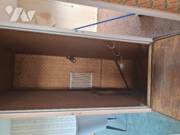 Maison de village à renover de 187 m2 habitable, deux granges et terrain de 2086 m2.