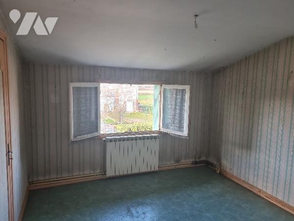 Maison de village à renover de 187 m2 habitable, deux granges et terrain de 2086 m2.