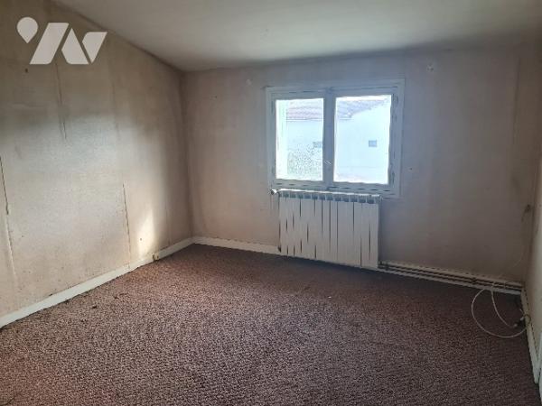 Maison de village à renover de 187 m2 habitable, deux granges et terrain de 2086 m2.