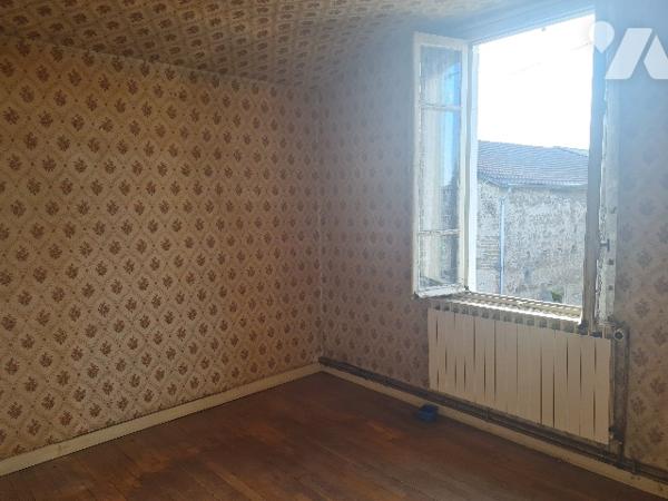 Maison de village à renover de 187 m2 habitable, deux granges et terrain de 2086 m2.