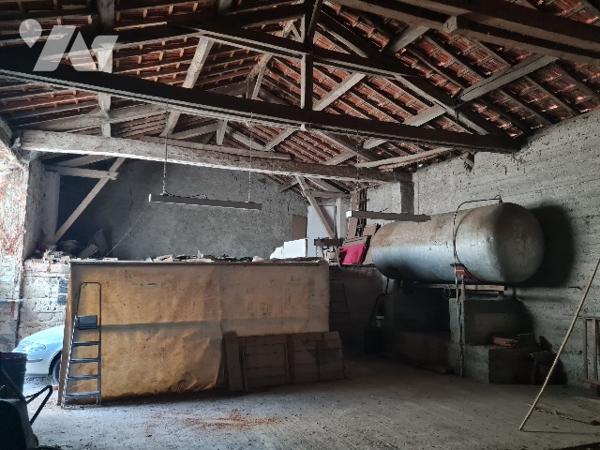 Maison de village à renover de 187 m2 habitable, deux granges et terrain de 2086 m2.