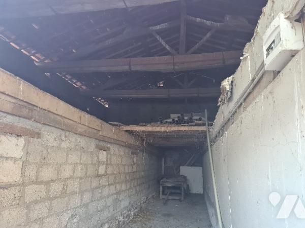 Maison de village à renover de 187 m2 habitable, deux granges et terrain de 2086 m2.