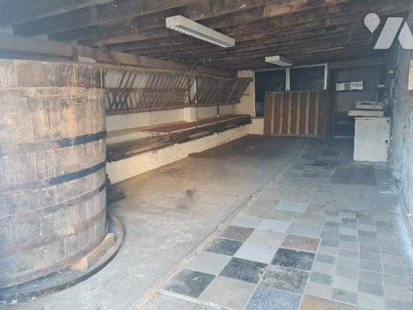 Maison de village à renover de 187 m2 habitable, deux granges et terrain de 2086 m2.