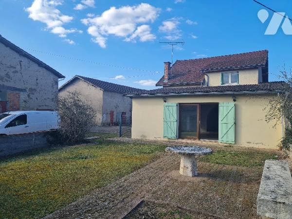 Maison de village à renover de 187 m2 habitable, deux granges et terrain de 2086 m2.