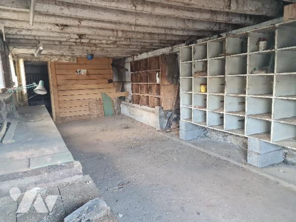 Maison de village à renover de 187 m2 habitable, deux granges et terrain de 2086 m2.