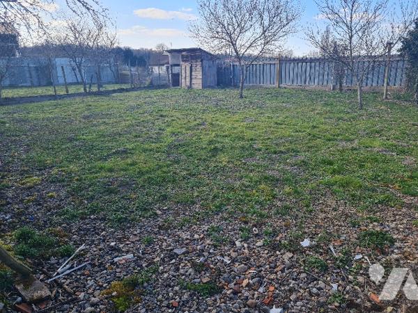 Maison de village à renover de 187 m2 habitable, deux granges et terrain de 2086 m2.