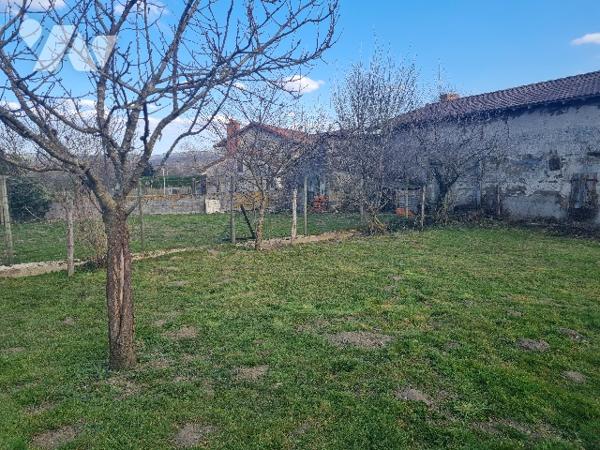 Maison de village à renover de 187 m2 habitable, deux granges et terrain de 2086 m2.