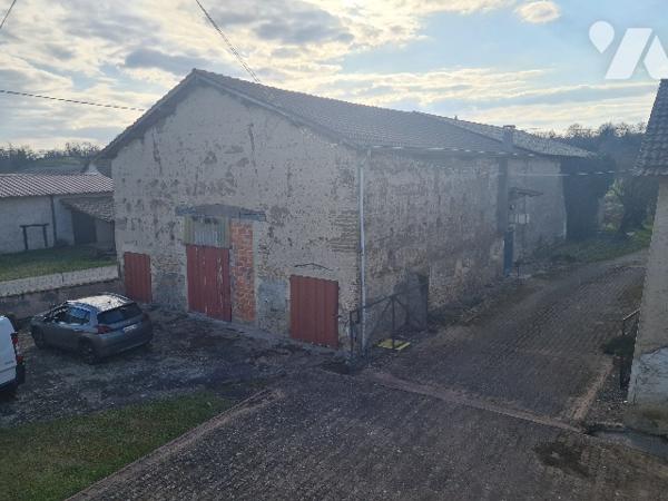 Maison de village à renover de 187 m2 habitable, deux granges et terrain de 2086 m2.