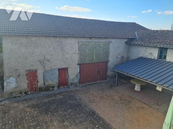 Maison de village à renover de 187 m2 habitable, deux granges et terrain de 2086 m2.