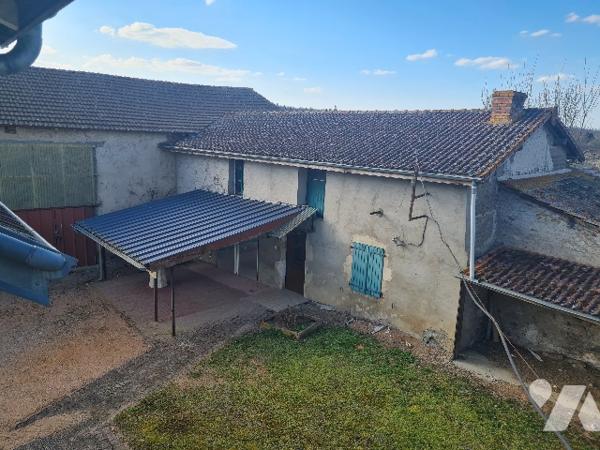 Maison de village à renover de 187 m2 habitable, deux granges et terrain de 2086 m2.