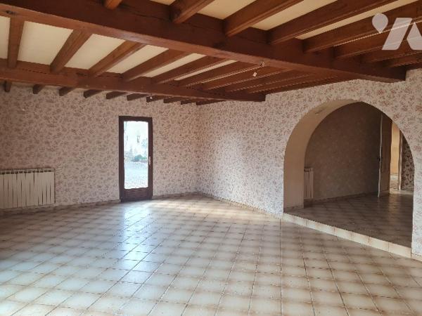 Maison de village à renover de 187 m2 habitable, deux granges et terrain de 2086 m2.