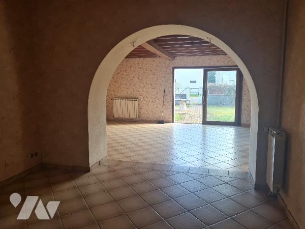 Maison de village à renover de 187 m2 habitable, deux granges et terrain de 2086 m2.