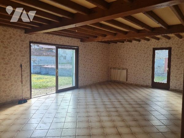 Maison de village à renover de 187 m2 habitable, deux granges et terrain de 2086 m2.