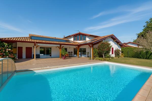 Maison familiale avec piscine et sous-sol - JATXOU