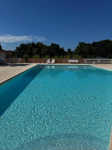 Le Cannet (06110) Magnifique 4 pièces en rez-de-jardin, double garage et cave, résidence de standing avec piscine.