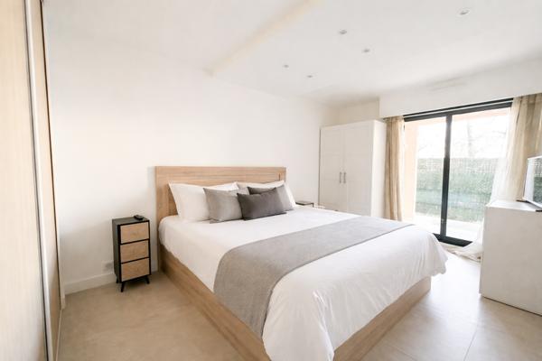 Le Cannet (06110) Magnifique 4 pièces en rez-de-jardin, double garage et cave, résidence de standing avec piscine.