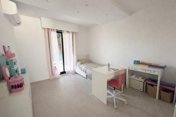 Le Cannet (06110) Magnifique 4 pièces en rez-de-jardin, double garage et cave, résidence de standing avec piscine.