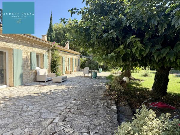 Propriété familiale de 185 m² de plain-pied avec grandes dépendances - Salon de Provence - 940 000€ FAI